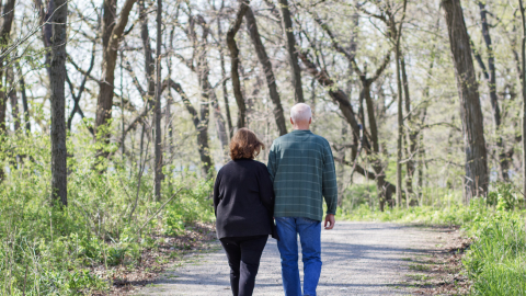 Dues persones grans caminant